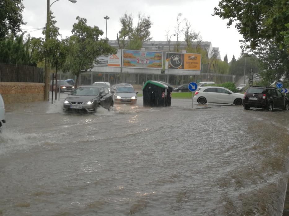 Calles inundadas por la tormenta en la rotonda de Son Moix