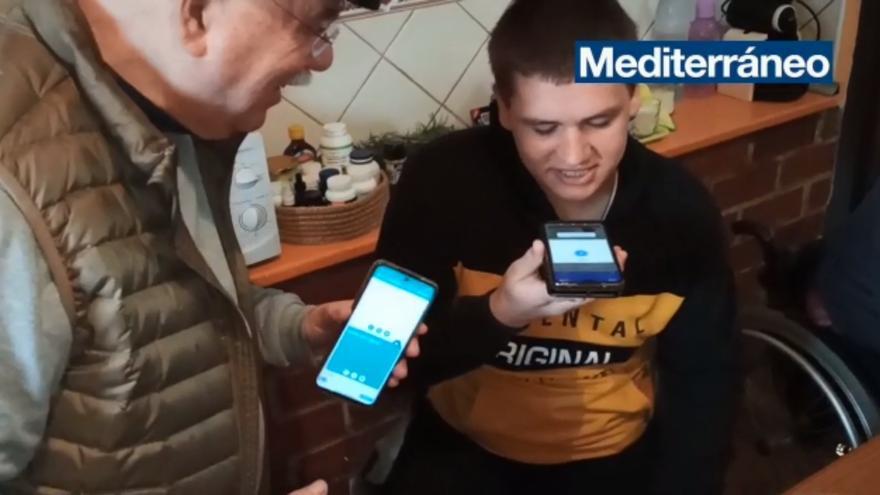 Con el traductor de Google: así es cómo se comunican los voluntarios y los refugiados ucranianos en Torrechiva