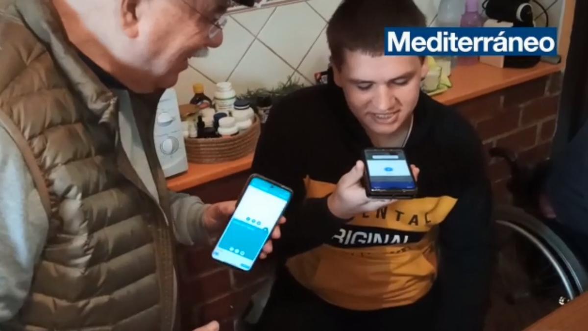 Un voluntario intercambia mensajes del traductor de Google con un joven ucraniano.