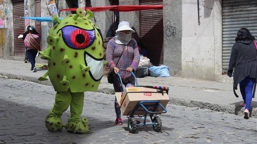 Policías bolivianos se disfrazan de coronavirus para concienciar a la población