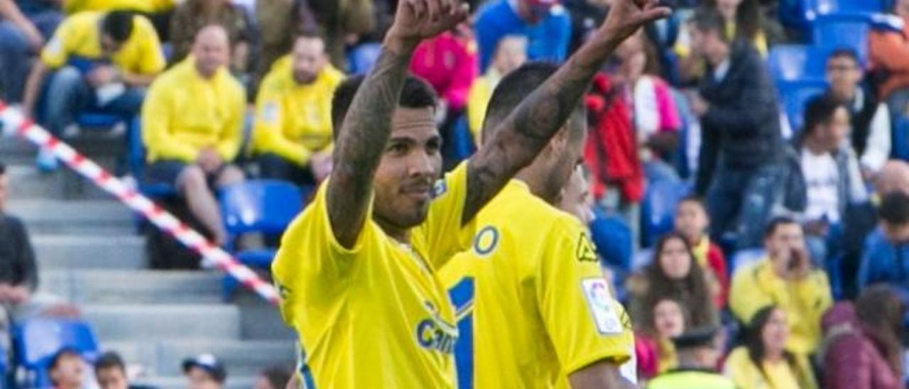 Jonathan Viera celebra su tanto ante el Valencia.