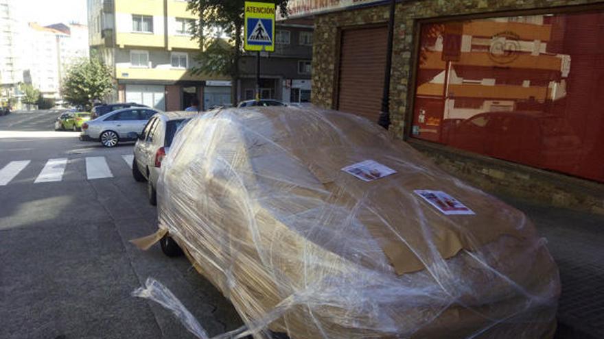 Los &quot;amigos&quot; de una pareja de Os Castros envuelven su coche con papel y cinta para &quot;celebrar&quot; su enlace