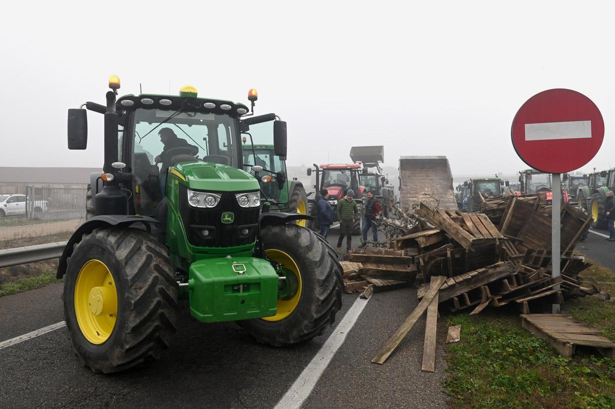 Agricultores catalanes protestan en Fondarella, en el Pla dUrgell (Lleida)