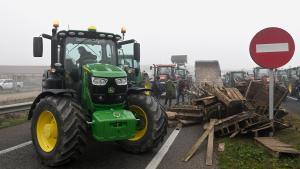 Agricultores catalanes protestan en Fondarella, en el Pla dUrgell (Lleida)