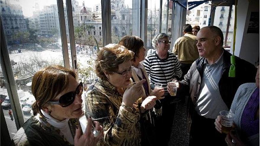 Un grupo de invitados de Ayma Publicidad disfruta de un aperitivo antes de la &quot;mascletà&quot;.