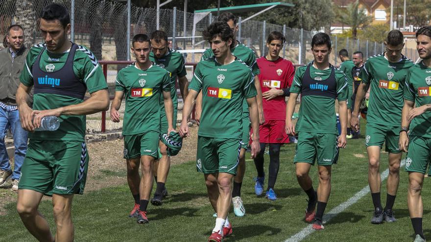 Los jugadores del Elche, durante un entrenamiento