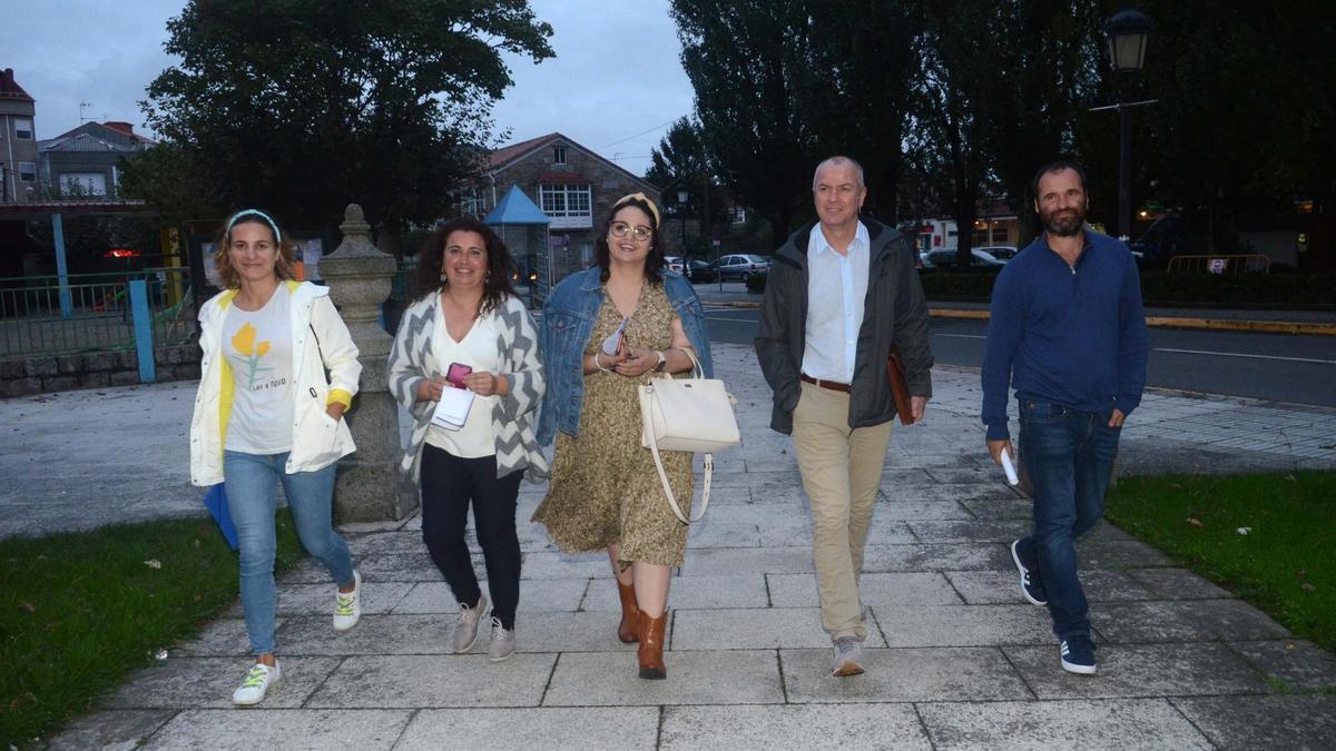 María José Vales, segunda por la izquierda, junto a Sheila Ferreira (centro) y Javier Dios, segundo por la derecha