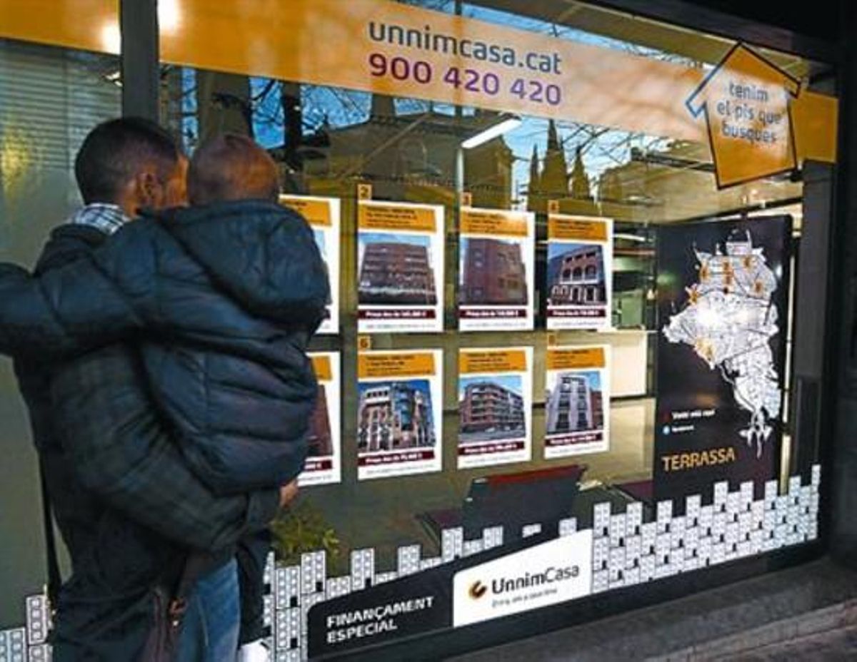 Una família mira els anuncis d’una immobiliària de Terrassa, ahir. Una família mira els anuncis d’una immobiliària de Terrassa, ahir.