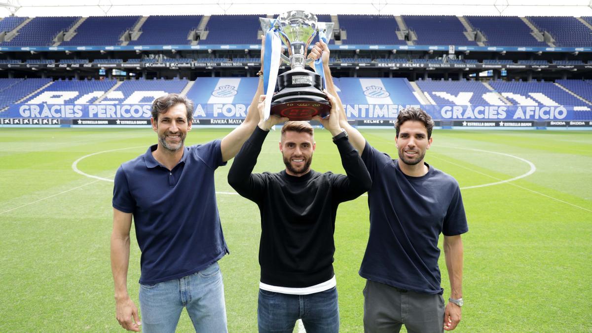 Los capitanes posan con la copa