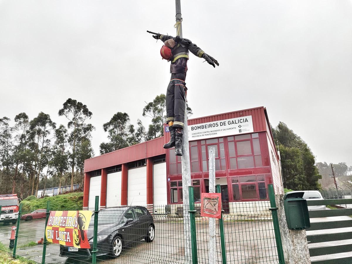 Una imagen de archivo del parque de bomberos de O Morrazo con las pancartas y un muñeco "crucificado" durante las protestas.