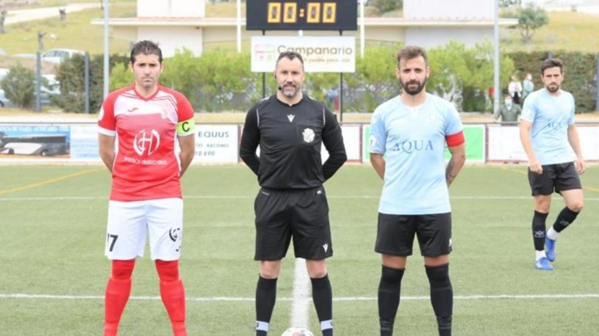 Los capitanes de Campanario y Trujillo con el árbitro del partido.