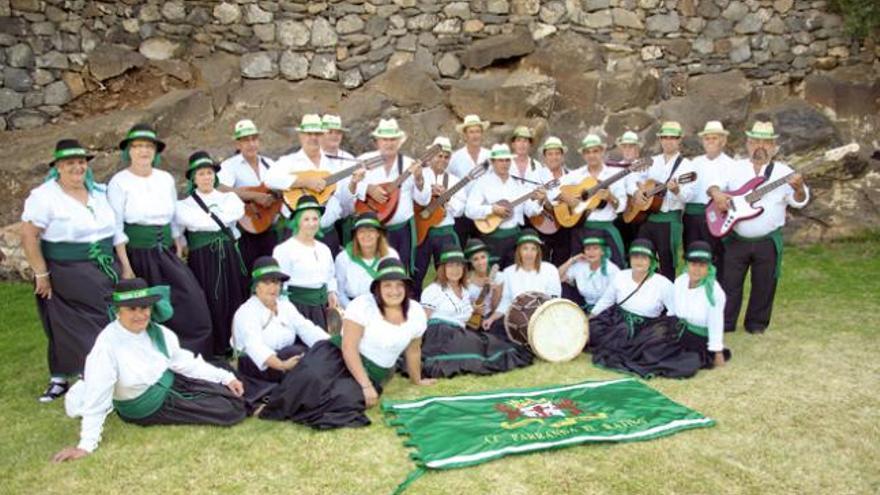 Integrantes de la Agrupación Cultural parranda El Ratiño de Ingenio en el parque Las Mimosas.