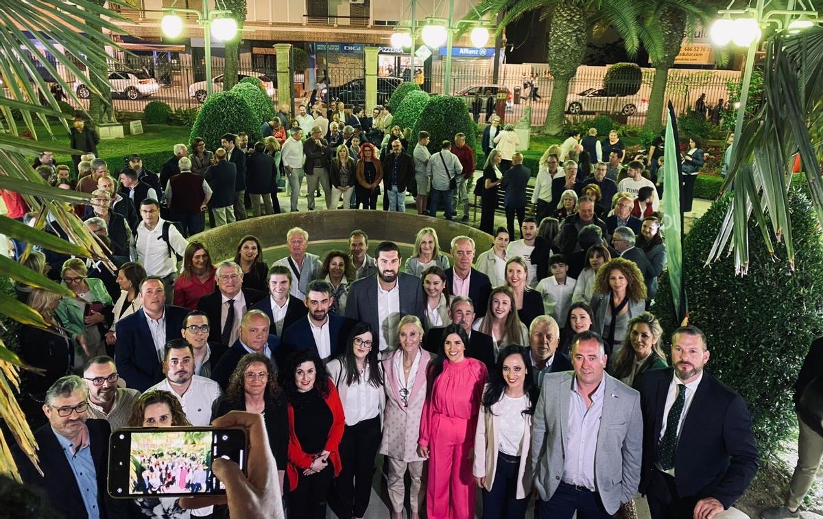 Integrantes de la candidatura a las próximas elecciones municipales con Carmen Menduiña y José Ángel Antelo, centro, en el jardín del Palacete de Huerto Ruano.