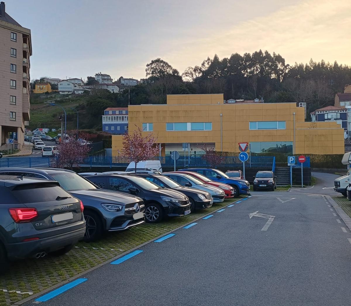 Zona azul de aparcamiento en el centro de salud O Portádego.