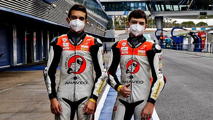 Theo Gourdon (izq.) y su hermano Álex, en la pista de Jerez.  | // FDV