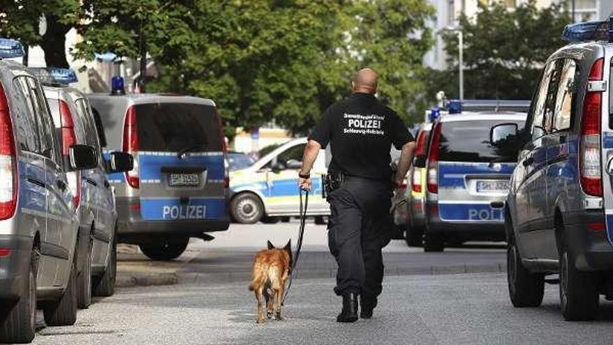 Un policía y su perro, en el entorno del colegio de Kiel.