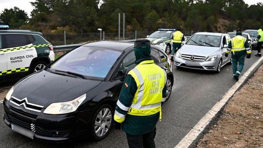 La Guardia Civil ya multa: vigila miles de maleteros de coches para comprobar que lleves este artilugio siempre