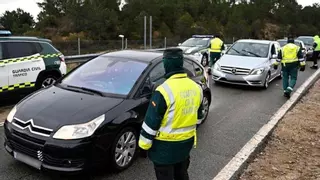 La Guardia Civil ya multa: vigila miles de maleteros de coches para comprobar que lleves este artilugio siempre