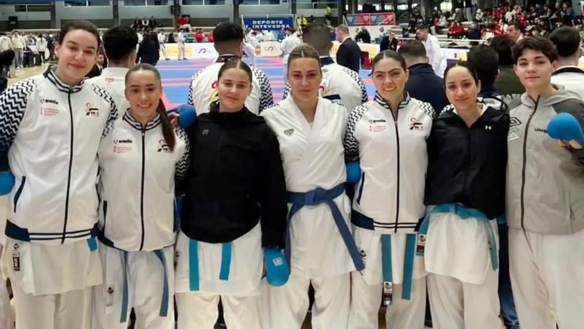 Carla Vives, Carla Vives, en el centro del equipo que se ha proclamado campeón de España absoluto.