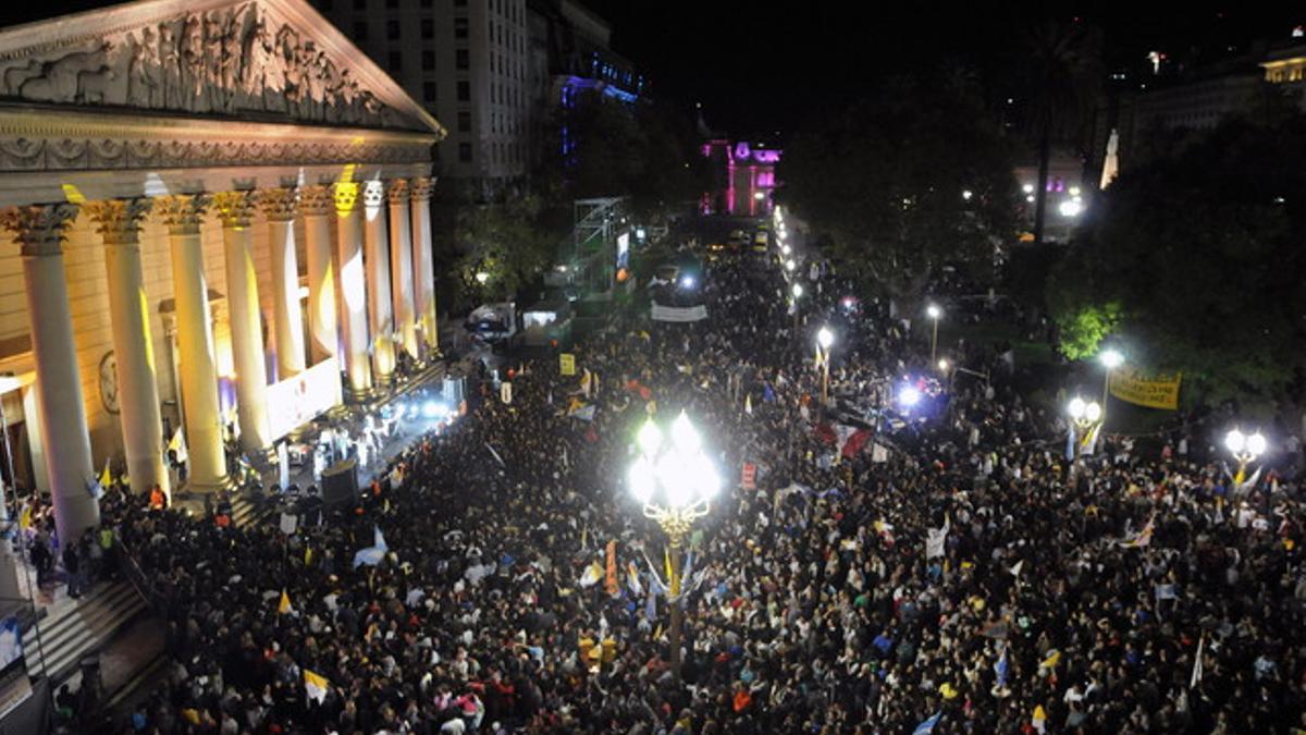 Vigilia en la catedral de Buenos Aires por el inicio del papado.