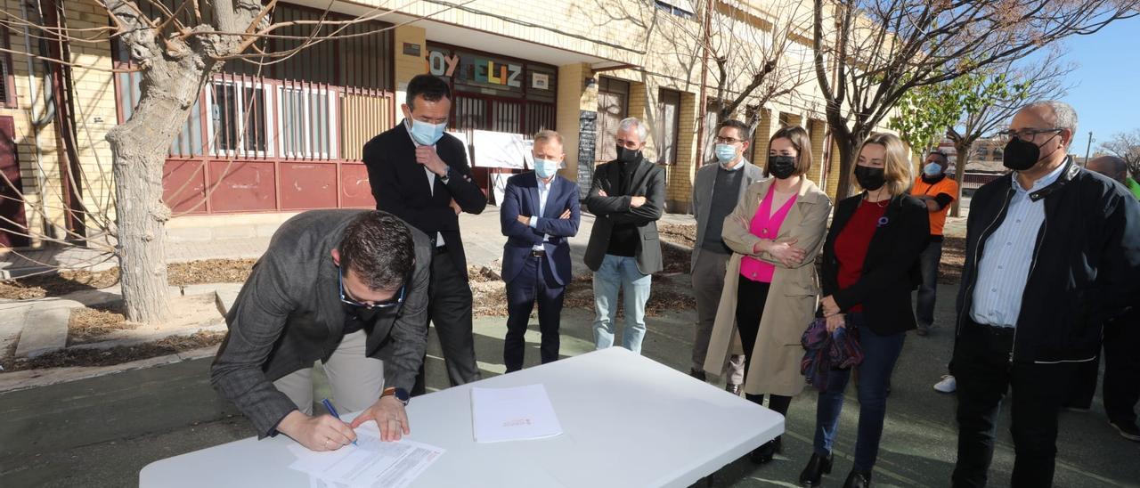 El director General de Infraestructuras Educativas, Víctor García, firmando el inicio de la obra del colegio La Paz de Torrellano