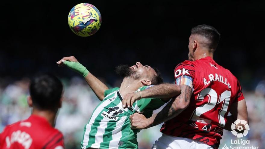 Iglesias y Raíllo disputan un balón durante el encuentro en el Villamarín.