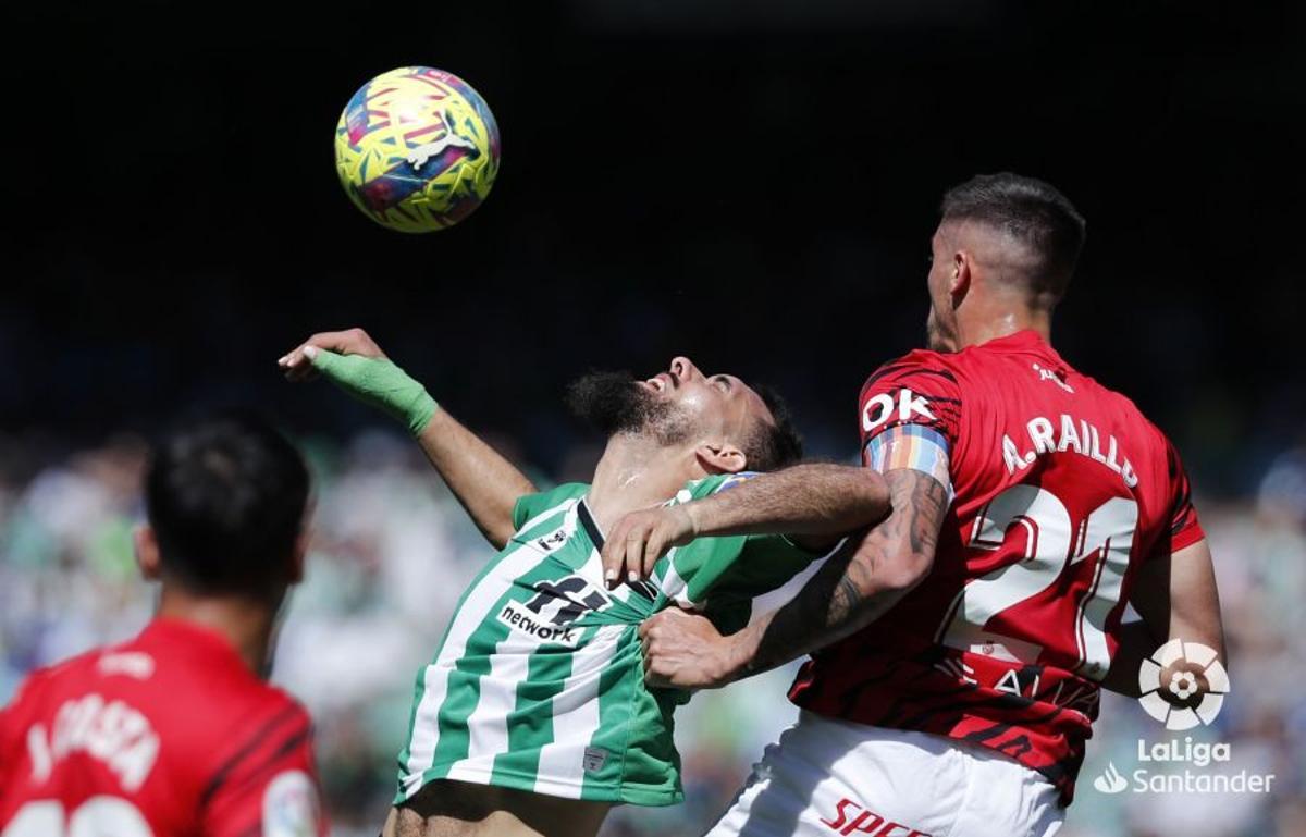 Iglesias y Raíllo disputan un balón durante el encuentro en el Villamarín.