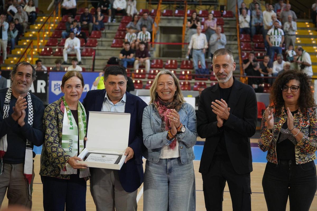 José García Román sostiene la placa que recibió el pasado mes de abril en reconocimiento a su trayectoria como presidente del Córdoba Futsal.