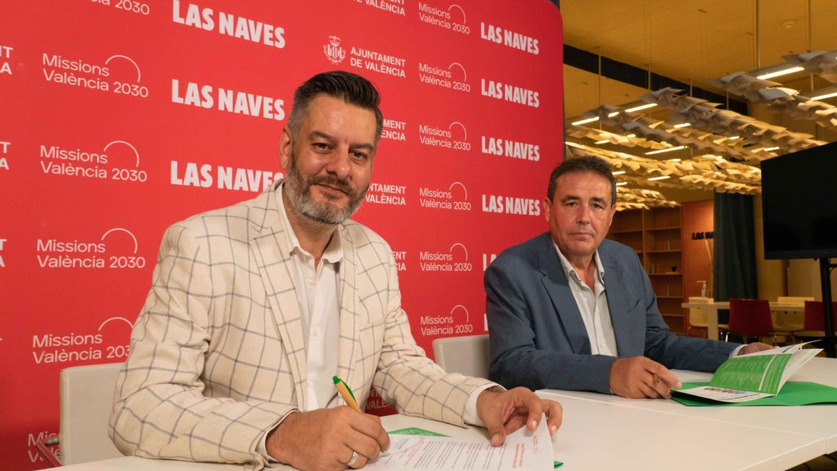Carlos Galiana y Julio Monreal firman el protocolo en Las Naves