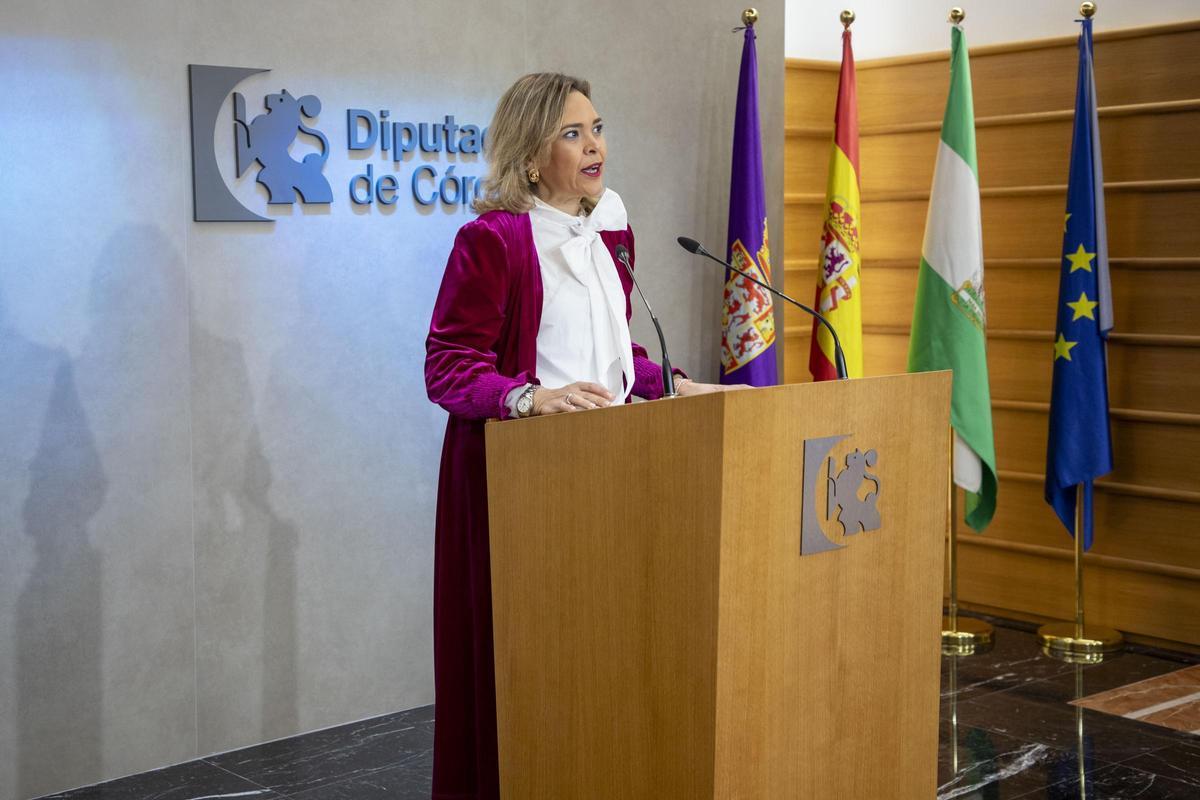 La Diputación de Córdoba ha diseñado una amplia programación con motivo del Día Internacional de las Mujeres, que se celebrará el próximo 8 de marzo, y que incluye conciertos, concursos y la gala de los Premios Córdoba en Igualdad, además de la colaboración con los ayuntamientos de la provincia en la organización de actividades conmemorativas.  La delegada de Igualdad, Cooperación al Desarrollo, Consumo y Participación Ciudadana, Auxiliadora Moreno, ha señalado que el programa “arranca el 7 de marzo y se prolongará hasta el mes de junio”, reflejando el compromiso de la institución con la eliminación de la discriminación por razón de sexo y la promoción de la igualdad de oportunidades.  Premios y programación cultural  El acto central tendrá lugar el 8 de marzo, con la gala de entrega de los Premios Córdoba en Igualdad, que reconocerán a mujeres, hombres, colectivos, entidades e instituciones de la provincia que hayan destacado por su trabajo a favor de los derechos de las mujeres y la igualdad.  La programación se iniciará el 7 de marzo con el espectáculo-concierto ‘Amor de mis entrañas. La mujer canta a Lorca’ en el Salón de Actos de la Diputación, una propuesta que busca visibilizar la diversidad en el amor, fomentar la empatía y reforzar la igualdad de género.  El calendario continuará el 22 de abril con el concierto del V Concurso Nacional de Interpretación de Obras de Mujeres Compositoras y culminará el 16 de junio con la entrega de premios del XI Concurso de dibujos y relatos cortos ‘8 de marzo por la igualdad’.  Además, la institución provincial respaldará económicamente las actividades organizadas en los municipios y distribuirá material promocional dentro de la campaña conjunta de las diputaciones andaluzas.  Campaña andaluza: foco en el fenómeno ‘tradwife’  La Diputación de Córdoba se ha sumado a la campaña institucional impulsada por las ocho diputaciones andaluzas bajo el lema ‘La receta 8M: Recuerda lo que tanto nos costó conseguir’, que este año pone el foco en el fenómeno denominado ‘tradwife’ o esposa tradicional.  Moreno ha explicado que esta tendencia, difundida en redes sociales y plataformas digitales, promueve una imagen idealizada de la vida doméstica basada en la dependencia económica de la pareja y la dedicación exclusiva al hogar y los cuidados. “Idealizar modelos que sitúan a las mujeres fuera de los espacios de decisión económica y pública puede suponer un retroceso en los avances logrados en igualdad, autonomía y derechos”, ha advertido.  Las diputaciones han trasladado su preocupación en un manifiesto conjunto en el que recuerdan que, pese a los avances alcanzados, persisten brechas en empleo, salarios, corresponsabilidad y violencia de género.  La campaña contará con recursos audiovisuales y materiales divulgativos que incorporan testimonios, memoria histórica y datos para contextualizar los riesgos de la dependencia económica, al tiempo que reivindican la igualdad como valor democrático y herramienta de cohesión social y territorial.