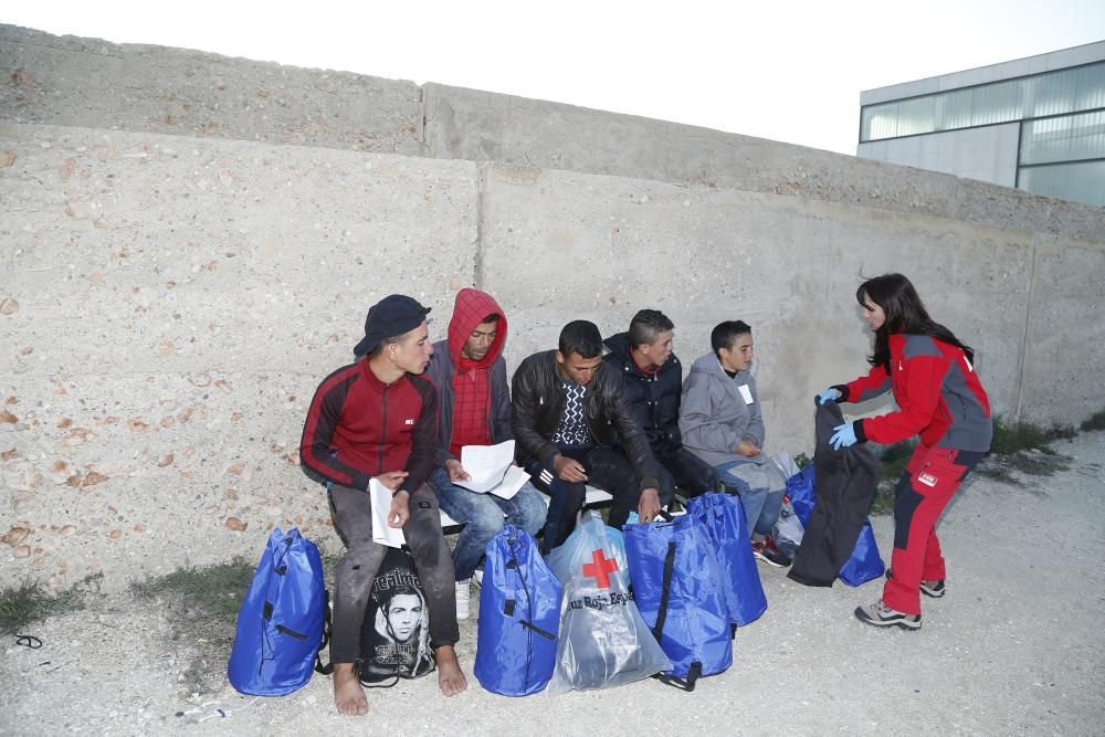 Acogida de los inmigrantes en el muelle de la Sal de Torrevieja por parte de la Cruz Roja