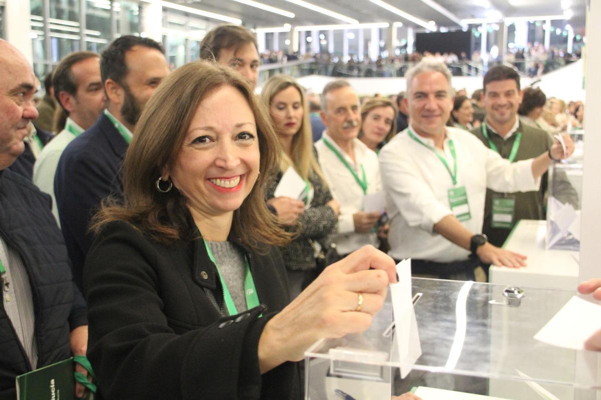 Patricia Navarro y Elías Bendodo votan la candidatura de Juanma Moreno.