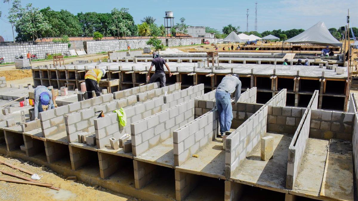 Construcción de nuevos nichos en el cementerio de Taruma, en Manaos.