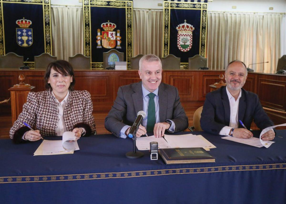 Sobre estas líneas, María Jesús Lorenzana, Luis Piña y David Regades, ayer, firmando el protocolo de colaboración en A Cañiza. | ANXO GUTIÉRREZ