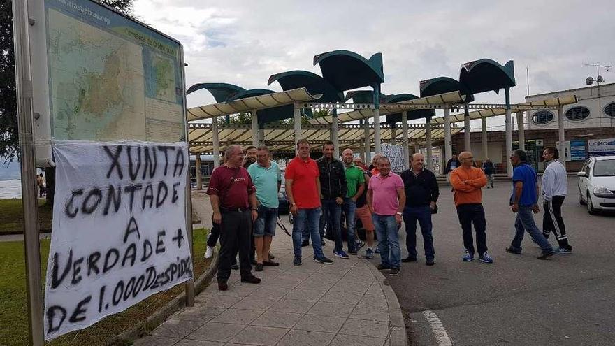 Un grupo de trabajadores en huelga, en los accesos a la estación de autobuses de Cangas. // Gonzalo N.