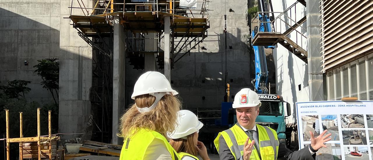 Hidalgo supervisa las obras del nuevo ascensor que unirá Blas Cabrera Felipe con la zona hospitalaria.