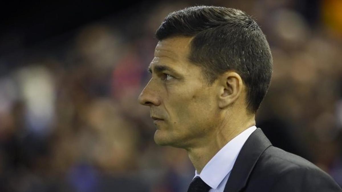 Galca observa desde el área técnica a su equipo en Mestalla.