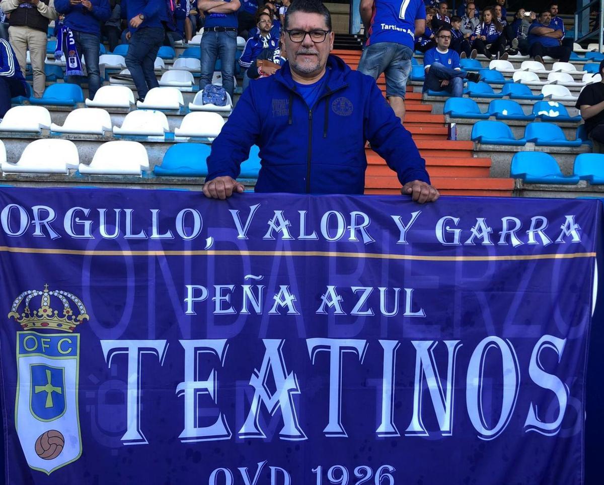 Isidro Gutiérrez, con la bandera de su peña. | LNE