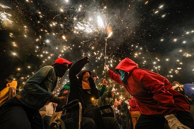 "Es espectacular": el correfoc’ estrena su nueva Porta de l’Infern entre fuego y pólvora