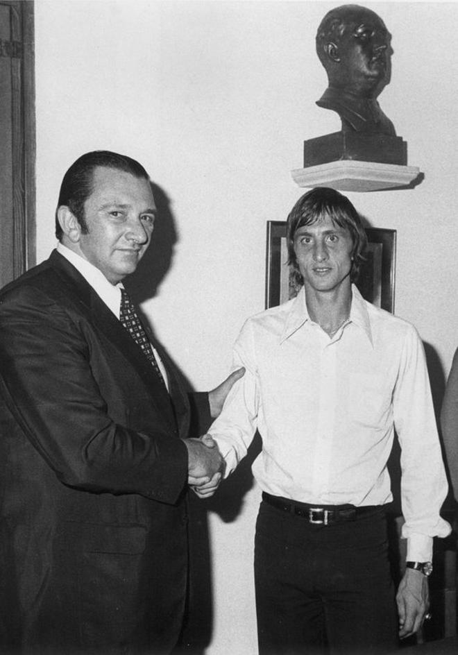 galeria-cruyff-El 13 de agosto de 1973 el presidente del FC Barcelona, Agustí Montal, lo fichó por cien millones de pesetas. En la imagen Johan Cruyff el día de la firma del contrato con Agustí Montal.-montal