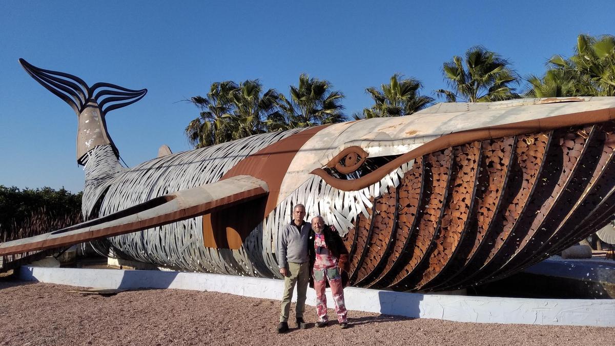 Los dos artistas posan ante la ballena de 32 metros de Toni Marí