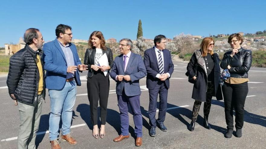 El viceconsejero José Luis Sanz, el director general Jesús Puerta, la delegada Clara San Damián, el alcalde Tomás del Bien y otros cargos visitan las obras de la carretera ZA-633 en Toro.