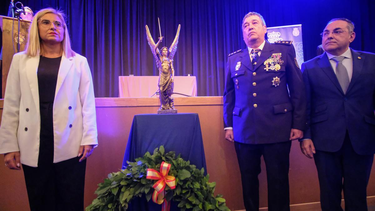 La alcaldesa de Petrer, el comisario jefe de la Policía Nacional de Elda-Petrer y el concejal de Seguridad Ciudadana de Elda.