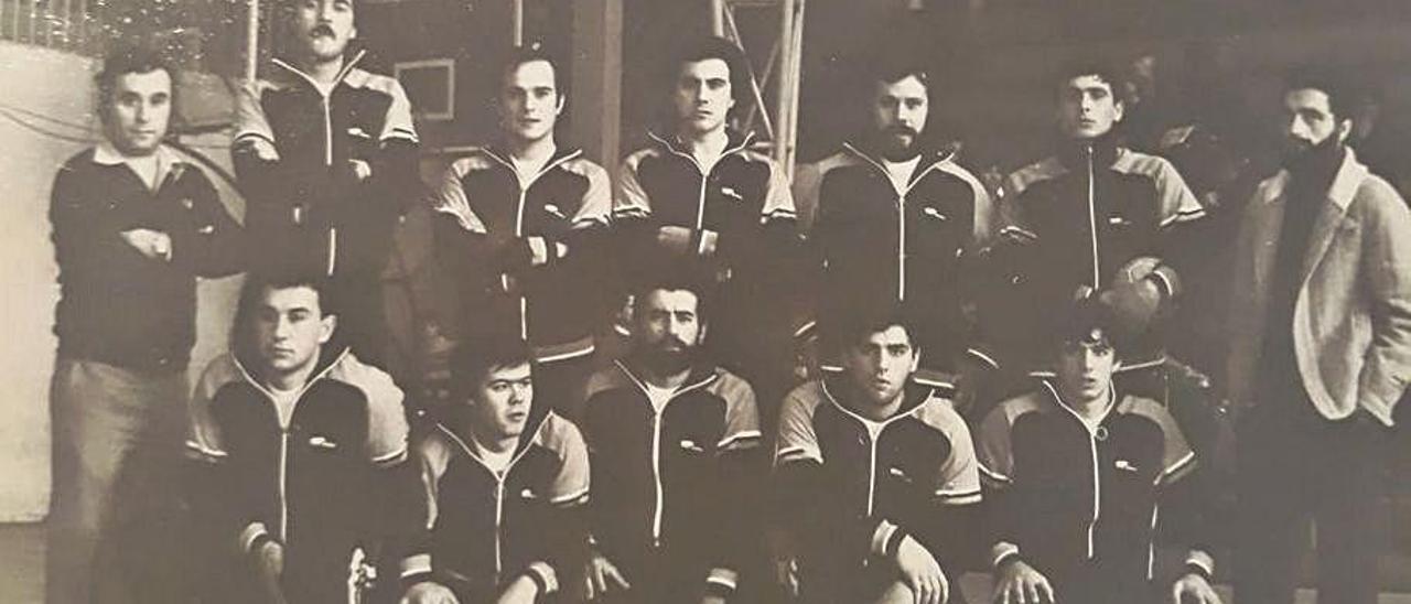 El Naranco de la temporada 1979-80. De pie, Justo (delegado), Quirós, Mata, Paco, Cano, José Mariño y Amalio. Agachados, Espina, Ginés, Llames, Juan Luis y Marcelino.