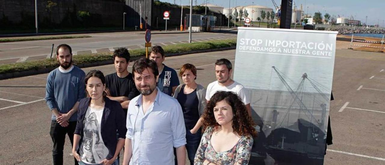 En primer término, por la izquierda, Marcello, Mayoral y Castañón, ayer, en El Musel.