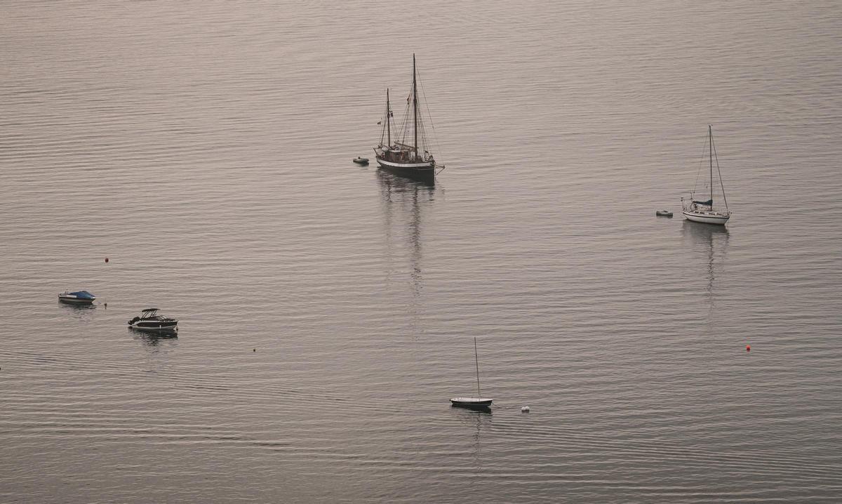 Barcos atracados en la Bahía de Santander.