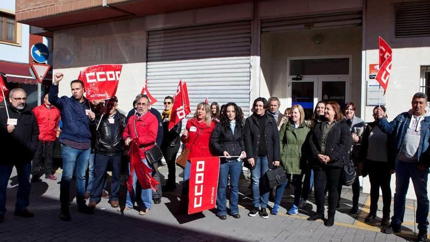 Concentración de apoyo a las trabajadoras organizada por CC OO frente al Juzgado de lo penal de Langreo.