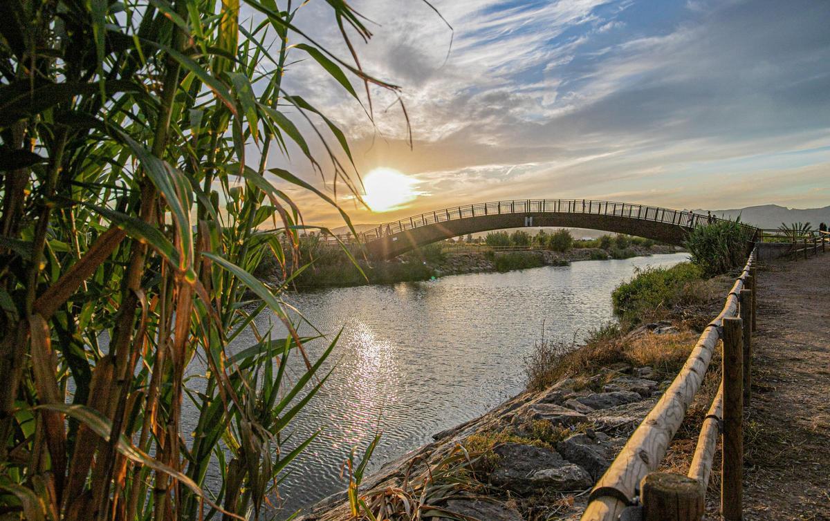 La pasarela del Río Belcaire, incluida en el Sendero Azul Europeo, es una ruta que invita a recorrer la costa de forma sostenible.