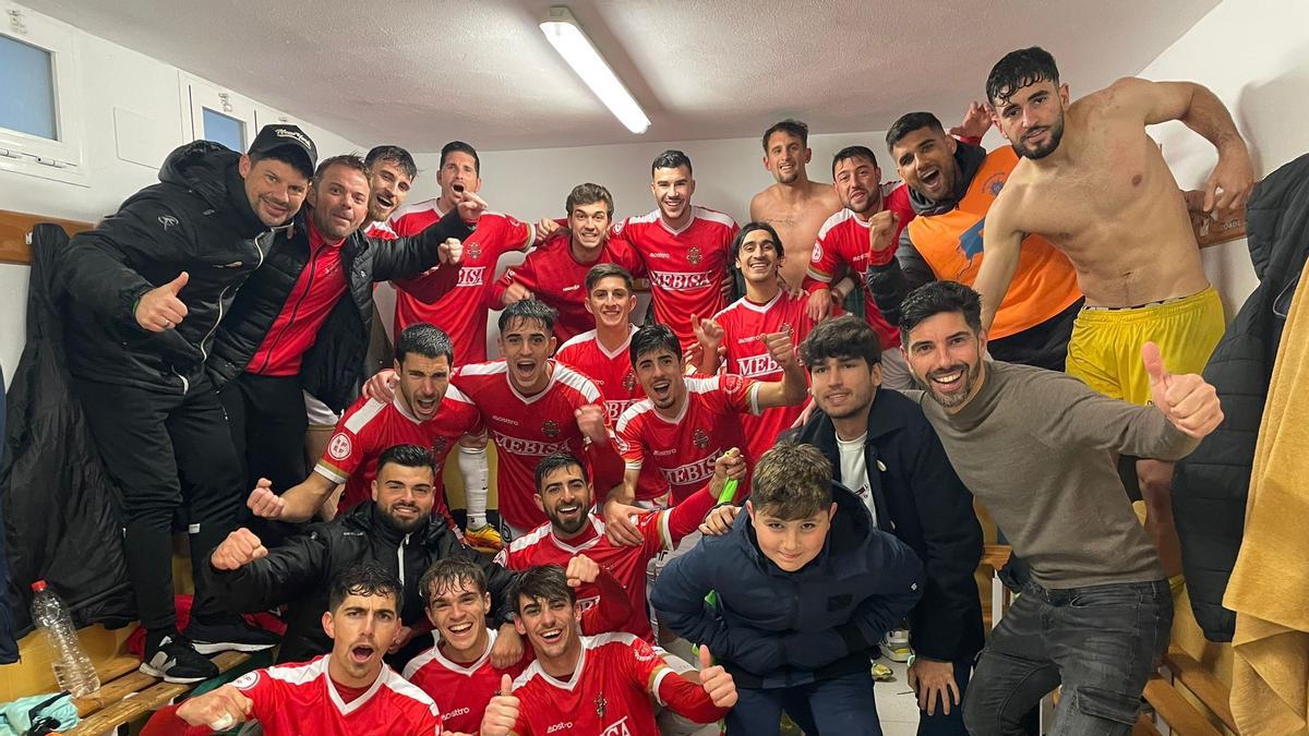 Los futbolistas y cuerpo técnico del Atlético Espeleño celebran el triunfo ante el Antoniano.