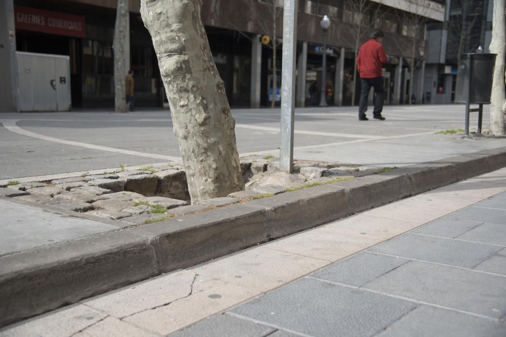 600 rajoles trencades al passeig de Pere III de Manresa.